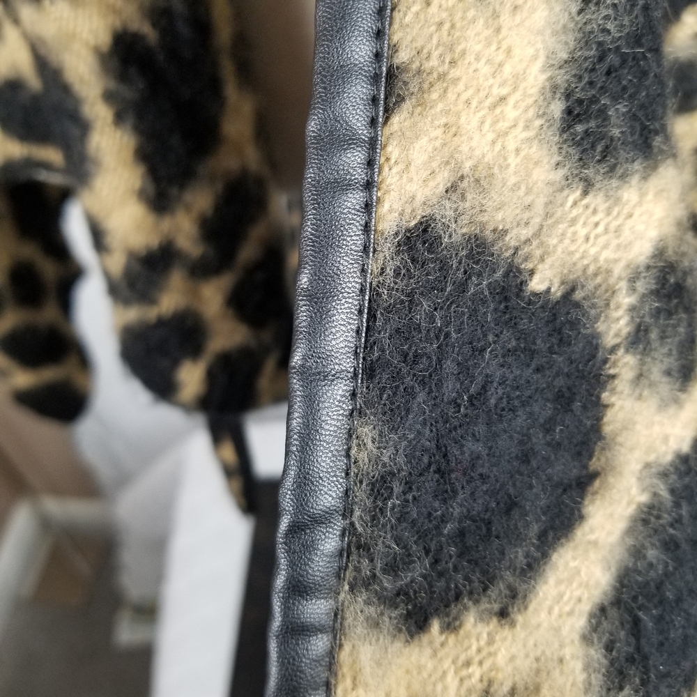 BCBGMAXAZRIA leopard print shawl wrap Sz S/M EUC - Picture 13 of 15